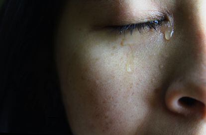 Una joven llora por su ojo derecho.