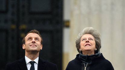 El presidente de Francia, Emmanuel Macron, y la primera ministra británica, Theresa May, en Reino Unido el pasado enero.