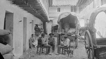 Canasteros en el patio de la posada del Potro, un lugar cervantino de Córdoba, en 1896.