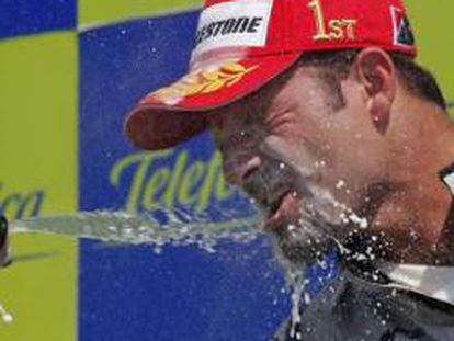 El piloto brasileño de la escudería Brawn, Rubens Barrichello, en el podio tras imponerse vencedor del Gran Premio de Europa de Fórmula Uno que se ha disputado en el Circuito Urbano de Valencia