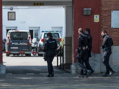 Agentes de Policía Nacional entran a la Comandancia de la Guardia Civil de Girona para vacunarse contra la covid, en mayo del 2021.