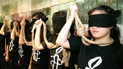 Activistas surcoreanos pro derechos humanos protestan en Seúl contra la pena de muerte.