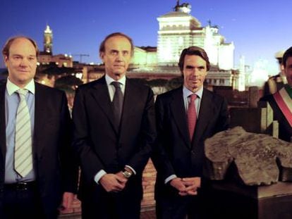 De izquierda a derecha, el hijo de Rueda, Jos&eacute; Luis Rueda; el ministro italiano de Pol&iacute;tica Comunitaria, Andrea Ronchi; el expresidente Aznar y el alcalde de Roma, Gianni Alemanno.