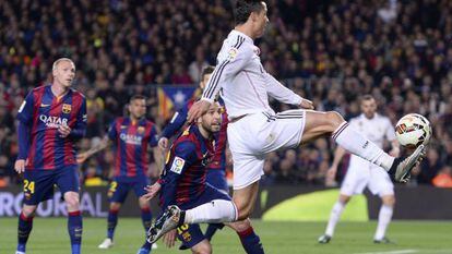 Cristiano remata ante Jordi Alba en el último Barça-Madrid.