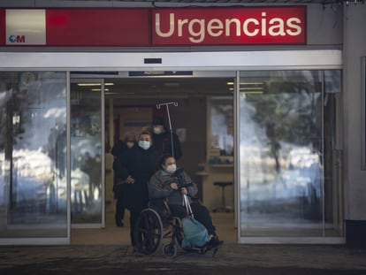 Una paciente que sufrió hace dos días una fractura de tobillo por una caída abandona el hospital de La Paz, este martes.