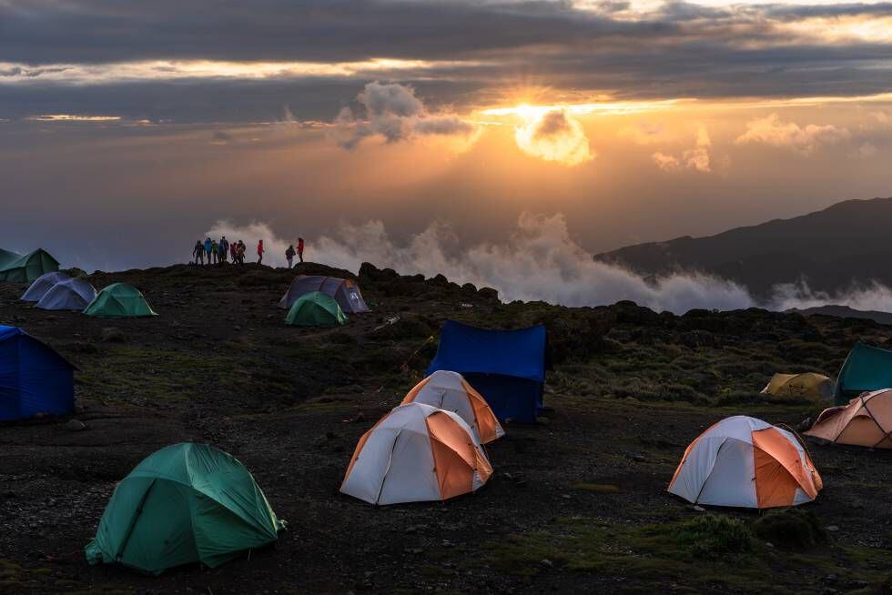 Puesta de sol en un campamento en el camino a la cumbre del Kilimanjaro.