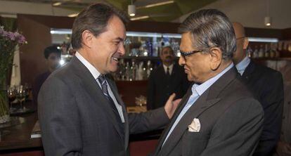 Artur Mas saluda al ex ministro de asuntos exteriores de la India, S.M.Krishna.