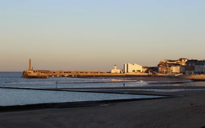 Playas de Margate (Reino Unido), con el puerto y la Turner Contemporary al fondo.