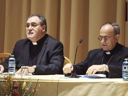 El obispo de Salamanca, Carlos López, a la derecha, junto al portavoz de la Conferencia Episcopal, José María Gil Tamayo, en 2014.