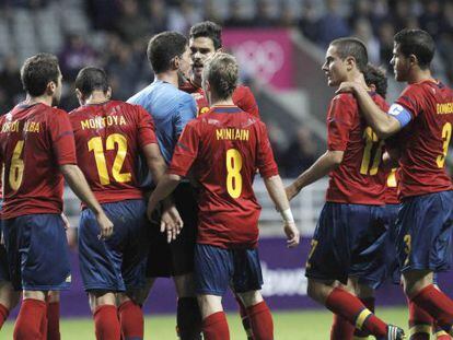 Los jugadores espa&ntilde;oles protestan al &aacute;rbitro ante Honduras.