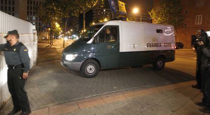 Un furg&oacute;n de la Guardia Civil en los juzgados de Plaza Castilla.