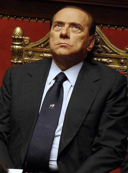 El primer ministro de Italia, Silvio Berlusconi, durante la votación de la moción de confianza en el Senado italiano.
