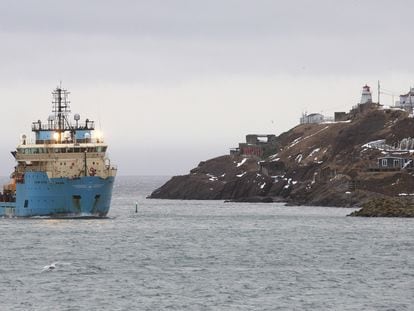 El buque canadiense 'Nexus' llega al Puerto de San Juan de Terranova, el 18 de febrero de 2022, con los tres supervivientes y los nueve cuerpos recuperados tras el naufragio del 'Villa de Pitanxo'.
