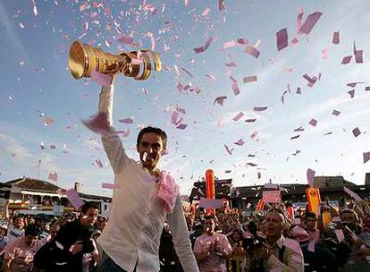 Alberto Contador, en Pinto, donde celebró su triunfo en el Giro con sus vecinos.