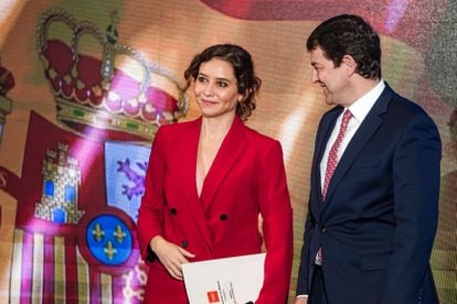La presidenta Isabel Díaz Ayuso junto al presidente de Castilla y León y candidato a la reelección, Alfonso Fernández Mañueco.
