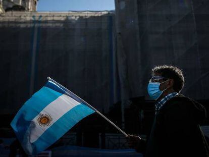 Un manifestante pasa delante el Congreso Nacional de Argentina, en Buenos Aires.
