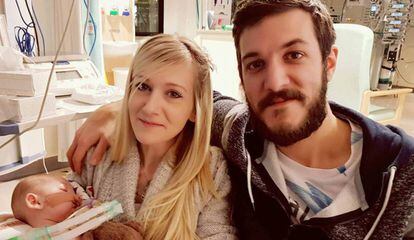 Los padres de Charlie Gard con el pequeño en el hospital, en una imagen que aparece en su página 'web'.