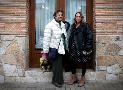 Las primas María Rosa y Raquel Jiménez, vecinas de Cenicientos.