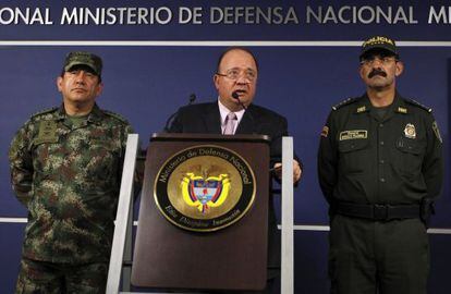 El ministro de Defensa, Luis Carlos Villegas, junto al jefe de las Fuerzas Armadas y el director de la Policía.