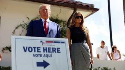 Donald Trump y su esposa, Melania, el martes en Palm Beach (Florida).