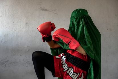Una afgana posa practicando muay thai o boxeo tailandés. La llegada al poder de los talibanes en Afganistán ha paralizado la vida de las mujeres desde el verano de 2021. Antes tenían que convivir con una sociedad conservadora, pero tenían ciertas libertades como para incluso practicar boxeo.