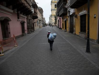 Un hombre camina el domingo pasado por una calle del centro histórico de Lima.