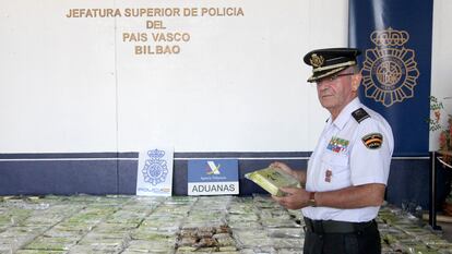 El comisario principal jefe superior de la Policía Nacional en Euskadi, Jesús Herranz, junto al alijo de cocaína incautado en el puerto de Barcelona.
