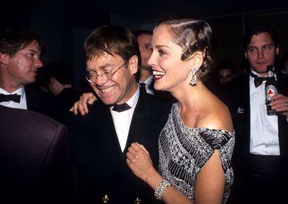 Elton John y Sharon Stone en la fiesta Vanity Fair de 1994.