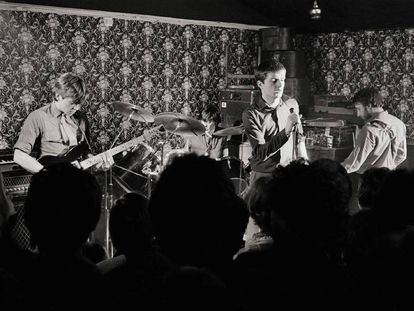 Los miembros de Joy Division, Bernard Sumner, Stephen Morris, Ian Curtis y Peter Hook, en un concierto en Mánchester en 1979.