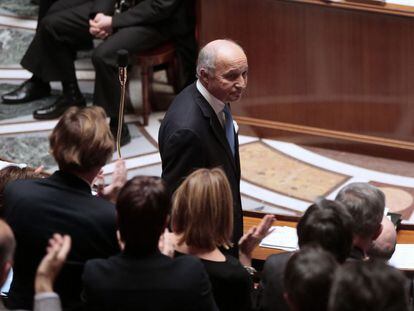 Diputados en pie aplauden al ya exministro Laurent Fabius, este mi&eacute;rcoles en la Asamblea Nacional.