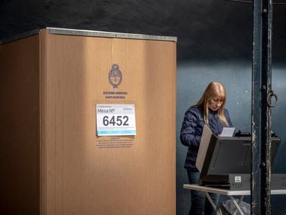 Una mujer vota en la primera vuelta electoral el pasado mes de octubre en Buenos Aires.