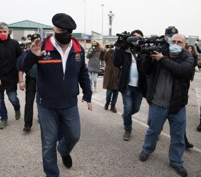 Villarejo saluda a los periodistas y cámaras que lo esperaban a las puertas de la cárcel de Estremera (Madrid).