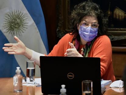 La ministra de Salud de Argentina, Carla Vizzotti, habla con periodistas de prensa extranjera en un salón del ministerio en Buenos Aires, el jueves 1 de julio pasado.