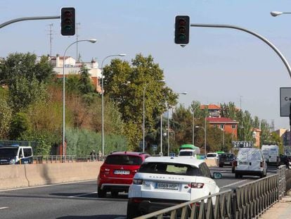 Instalación del primer semáforo para peatones en un tramo urbano de la A-5, la autovía de Extremadura.