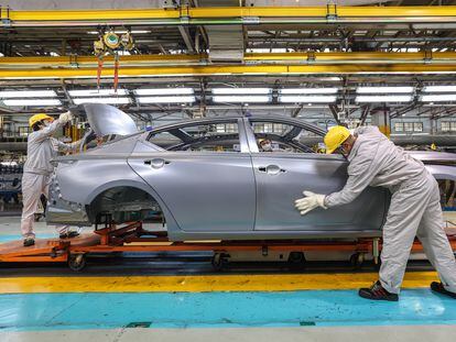 Trabajadores de Nissan ensamblan un modelo Altima en la planta de la compañía en Xiangyan (China).