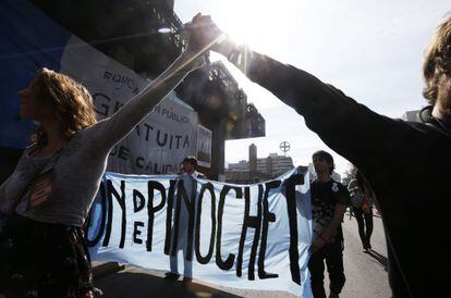 Una manifestaci&oacute;n contra el legado de Pinochet en Santiago.