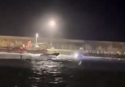 Las narcolanchas acosaban a la zódiac de la Guardia Civil en el puerto de Barbate el día 9.