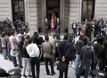 La ministra Salgado, al fondo, posa con sus secretarios de Estado, a la entrada del Congreso, donde ayer hizo la entrega de los Presupuestos del Estado para 2010.