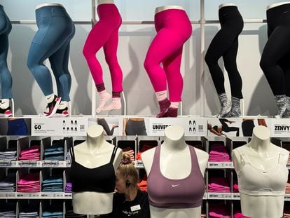 Leggings a venta en una tienda Nike de Cracovia, Polonia, el 16 de Diciembre de 2023