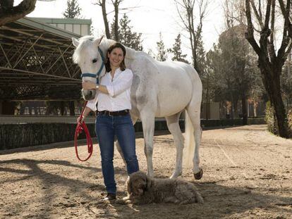 Elena Betés, fundadora de Rastreator.com, junto a su caballo 'Vieux' y su perro 'Pluto', en el Club de Campo de Madrid.