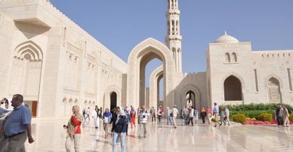 Explanada de la Gran Mezquita del sultán Qabus, en Mascate (Omán), la más grande del país.