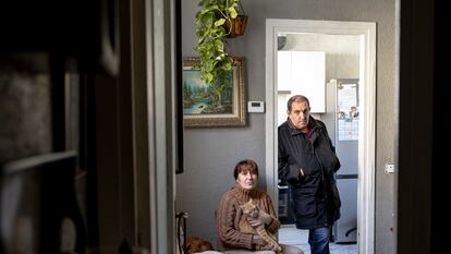 Montserrat Candela y Fernando Noguera, inquilinos del edificio del barrio del Casc Antic de Barcelona que ha sido comprado por la empresa Second House. Temen que no se renueve su contrato.