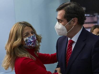 La ministra de Trabajo y Economía Social, Yolanda Díaz, y el presidente de la patronal CEOE, Antonio Garamendi, en abril de 2021.