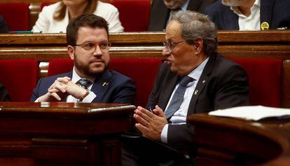 El vicepresidente de la Generalitat, Pere Aragonès, habla con el presidente, Quim Torra.