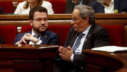 El vicepresidente de la Generalitat, Pere Aragonès, habla con el presidente, Quim Torra. 