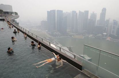 Piscina descubierta en un edificio el distrito financiero de Singapur, donde las autoridades han alertado de la contaminaci&oacute;n que causan los incendios provocados en el vecino Indonesia.