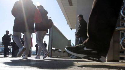 Trabajadores de Opel Espa&ntilde;a salen de la factor&iacute;a de Figueruelas (Zaragoza). 