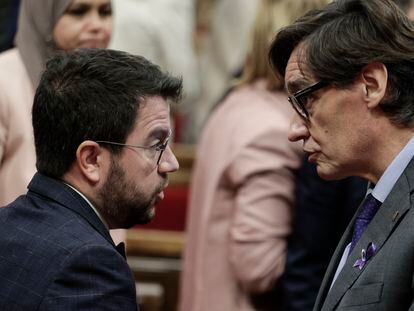 El presidente de la Generalitat, Pere Aragonès (izq) habla este martes en el Parlament, con el jefe de la oposición, Salvador Illa (der.).