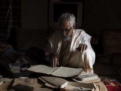 Sidi es propietario de la Biblioteca Abidine de Ouadane, en Mauritania. Este profesor, ya jubilado, es consciente del papel de estas colecciones de manuscritos en la difusión del conocimiento.