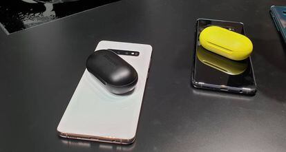 El reverso del S10 funciona también como cargador. En la foto, los nuevos auriculares Galaxy Buds cargándose.